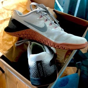 Nike Women's Metcon 4 - White/Silver/Pink